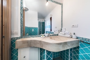 Ferienhaus, Terrasse, Gartenblick | Badezimmer | Hausschuhe