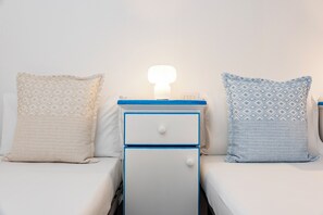 Cortinas blackout, tabla de planchar con plancha y wifi gratis 