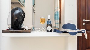 A countertop with a hair dryer, a wine bottle, glasses, and a hat. - NG Collection Luna di Mare (Pittulongu)
