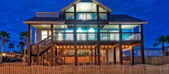 Sleeps 22 | 2 Homes w/ Private Pool, Game Room, Nature Views | 7 BDR | AvantStay