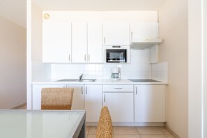 Kühlschrank, Mikrowelle, Herdplatte, Kochgeschirr/Geschirr/Besteck