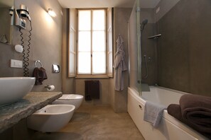 Superior Double Room | Bathroom | Separate tub and shower, free toiletries, hair dryer, slippers - Hotel San Giovanni Resort (Saluzzo)