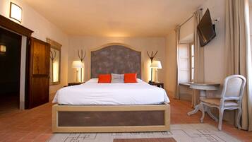 Junior-værelse - byudsigt | Minibar, pengeskab på værelset, skrivebord, gratis Wi-Fi