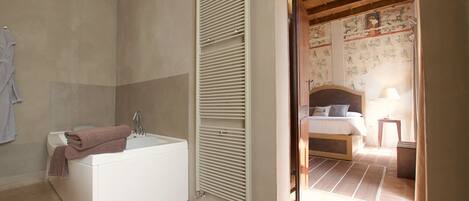 豪華雙人房, 露台 | 浴室 | 獨立浴缸及淋浴設備、免費梳洗用品、風筒、拖鞋
