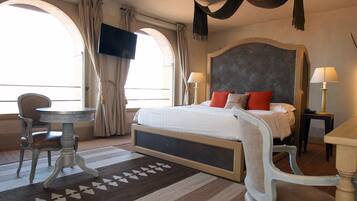 Suite familiare, vista città | Minibar, una cassaforte in camera, una scrivania, Wi-Fi gratuito