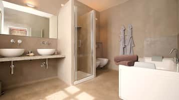 Suite familiar, vista a la ciudad | Baño | Tina y regadera independientes y amenidades de baño gratuitas