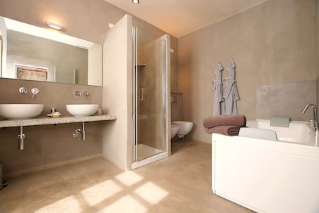 Family Suite, City View | Bathroom | Separate bathtub and shower, free toiletries, hair dryer, slippers. Hotel San Giovanni Resort