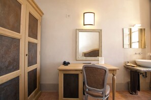 Basic Single Room | Minibar, in-room safe, desk, free WiFi - Hotel San Giovanni Resort (Saluzzo)