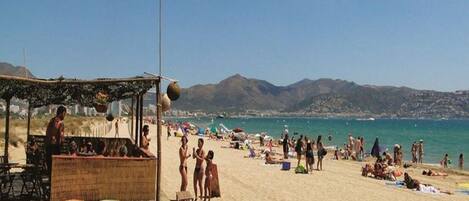 Una spiaggia nelle vicinanze