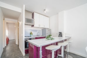 Fridge, microwave, oven, stovetop - Apartment in Empuriabrava near Sandy Beach (Empuriabrava)