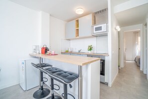 Geladeira, micro-ondas, fogão, cooktop