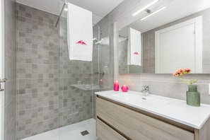 Douche, serviettes fournies