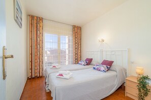 2 bedrooms, iron/ironing board, free WiFi - Beachfront Apartment in Empuriabrava with Pool (Empuriabrava)