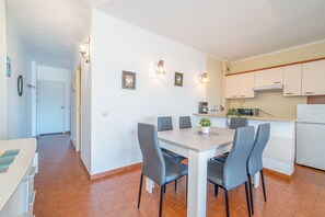 Dining - Beachfront Apartment in Empuriabrava with Pool (Empuriabrava)