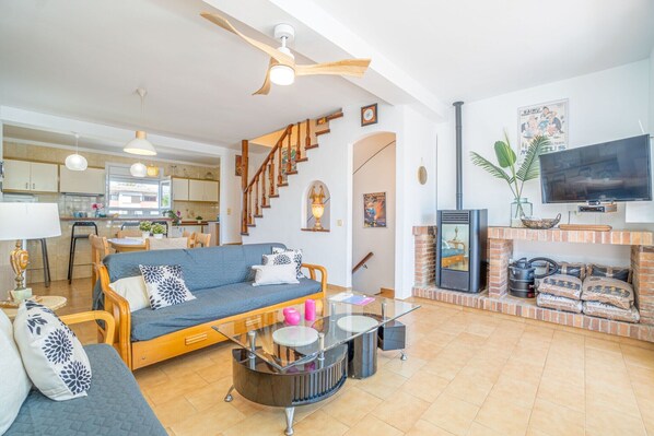 Smart TV, fireplace