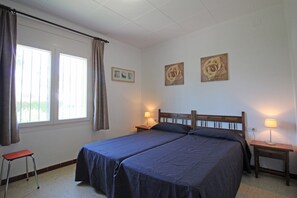 3 bedrooms, iron/ironing board, free WiFi - Villa in Empuriabrava near Sand Beach (Empuriabrava)
