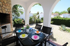 Outdoor dining - Villa in Empuriabrava near Sand Beach (Empuriabrava)