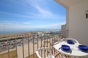 Outdoor dining - Studio in Empuriabrava with Sea Views (Empuriabrava)