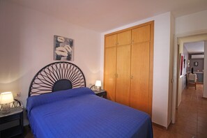 2 habitaciones y tabla de planchar con plancha
