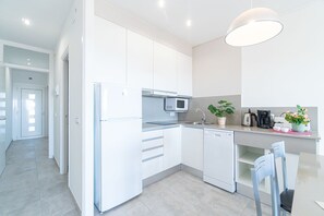 Réfrigérateur, micro-ondes, plaque de cuisson, lave-vaisselle