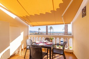 Outdoor dining - Beachfront Apartment in Empuriabrava with Sea Views (Empuriabrava)