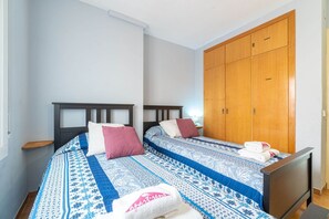 2 Schlafzimmer, Bügeleisen/Bügelbrett