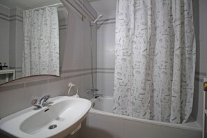 Bathroom - Studio in Empuriabrava with Ocean Views (Empuriabrava)