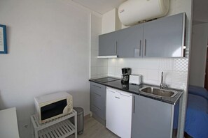 Jääkaappi, mikroaaltouuni, liesi, kahvin-/teenkeitin