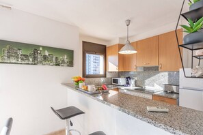 Réfrigérateur, micro-ondes, plaque de cuisson, cafetière/bouilloire