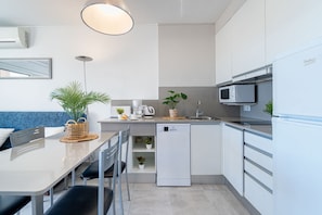 Kylskåp, mikrovågsugn, spishäll och diskmaskin