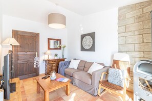 Smart TV, fireplace, DVD player