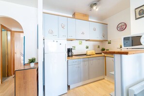 Réfrigérateur, micro-ondes, plaque de cuisson, cafetière/bouilloire