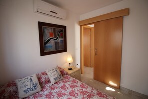 2 bedrooms, iron/ironing board, free WiFi - Villa in Empuriabrava with Private Pool (Empuriabrava)