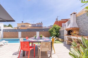 Outdoor dining - Villa in Empuriabrava with Private Pool (Empuriabrava)