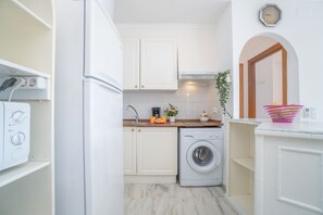 Fridge, microwave, coffee/tea maker, cookware/dishes/utensils - Apartment in Empuriabrava near the Beach (Empuriabrava)