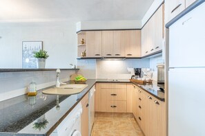 Fridge, microwave, stovetop, dishwasher