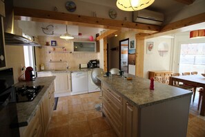 冷蔵庫、電子レンジ、オーブン、コンロ