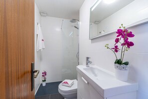 Shower - Apartment in Empuriabrava near Sandy Beach (Empuriabrava)