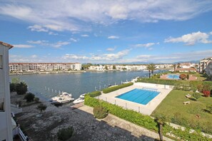 Pool - Apartment in Empuriabrava with Lake Views (Empuriabrava)