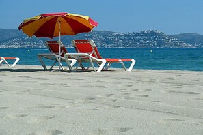 Una spiaggia nelle vicinanze