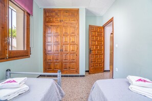 4 Schlafzimmer, Bügeleisen/Bügelbrett