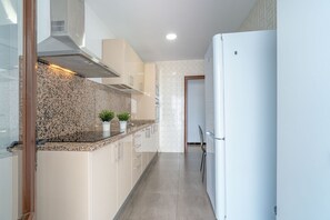 Kühlschrank, Mikrowelle, Ofen, Wasserkocher mit Kaffee-/Teezubehör