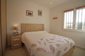 1 bedroom, iron/ironing board, free WiFi - Apartment in Empuriabrava with Canal Views (Empuriabrava)