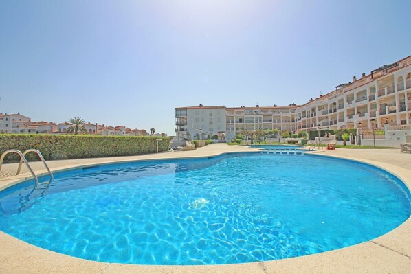 Pool - Apartment in Empuriabrava with Canal Views (Empuriabrava)