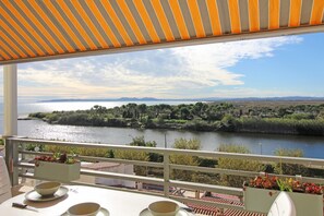 Outdoor dining - Modern Apartment with River Views (Empuriabrava)