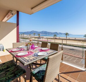 Outdoor dining - Apartment in Empuriabrava with Sea Views (Empuriabrava)