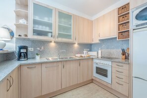 Fridge, microwave, oven, stovetop - Apartment in Empuriabrava with Sea Views (Empuriabrava)