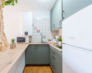 Fridge, microwave, stovetop, coffee/tea maker - Apartment in Empuriabrava near the Beach (Empuriabrava)