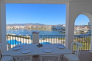 Outdoor dining - Apartment in Empuriabrava with Canal Views (Empuriabrava)