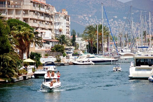 Apartment in Empuriabrava near Sandy Beach